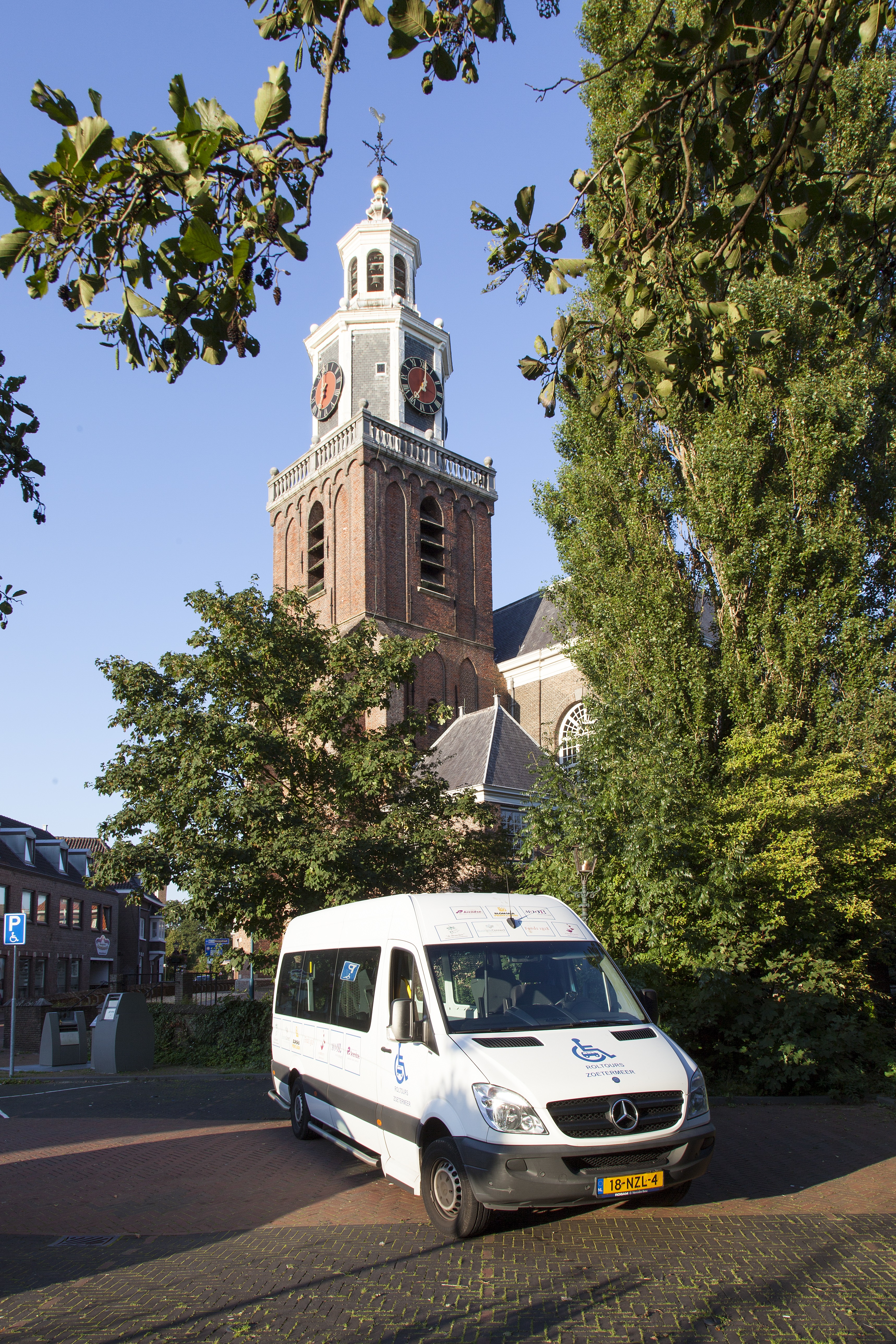 bus bij oude kerk